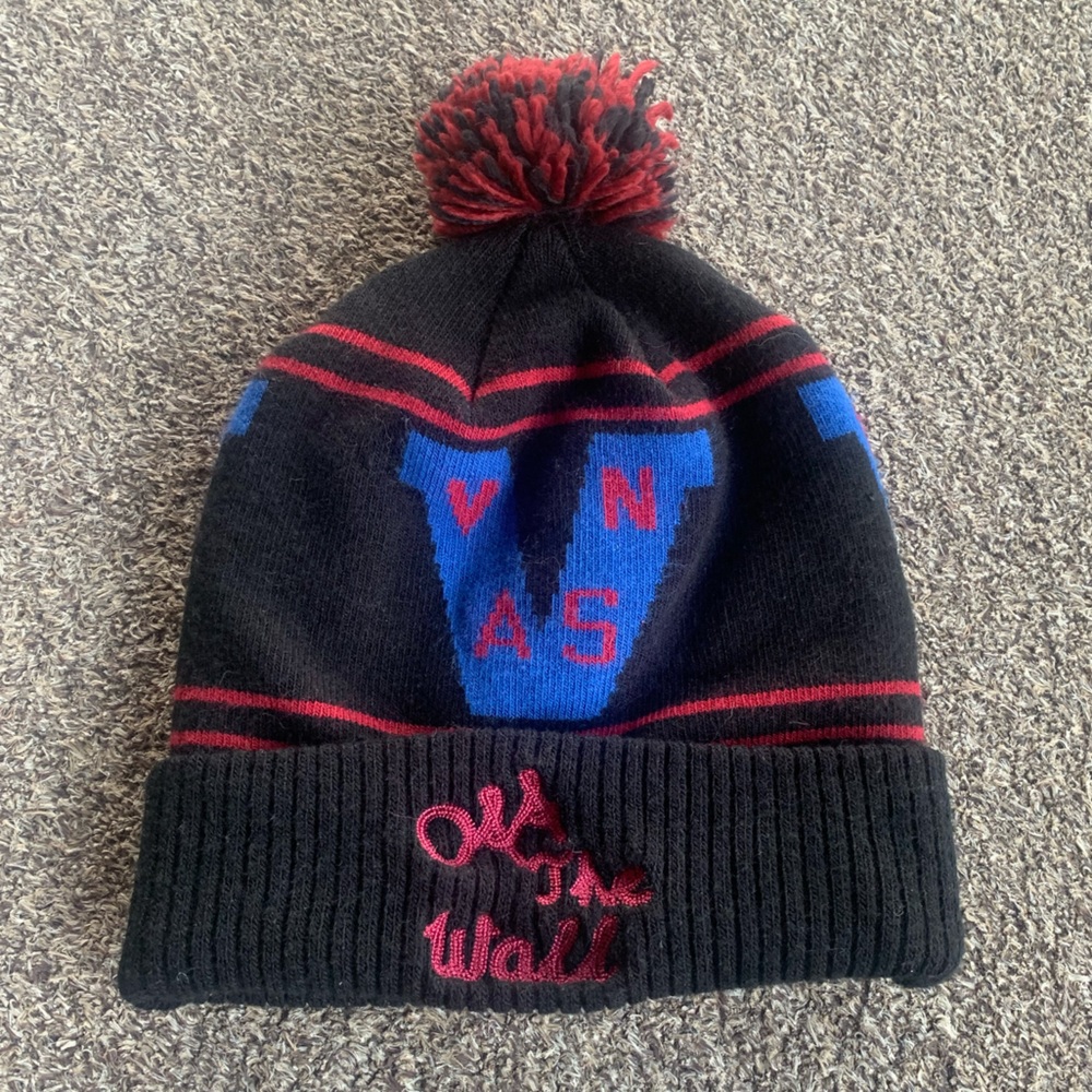 VANS beanie off the wall with pom pom